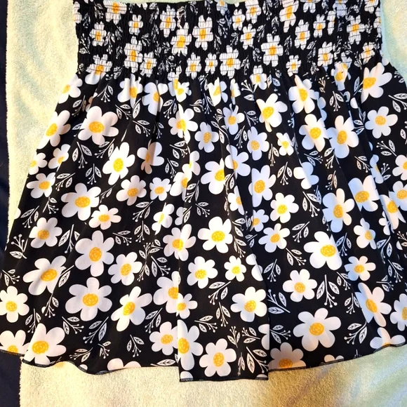 Floral Black and White Daisy Shorts Skirt Plus Sized - Picture 2 of 5